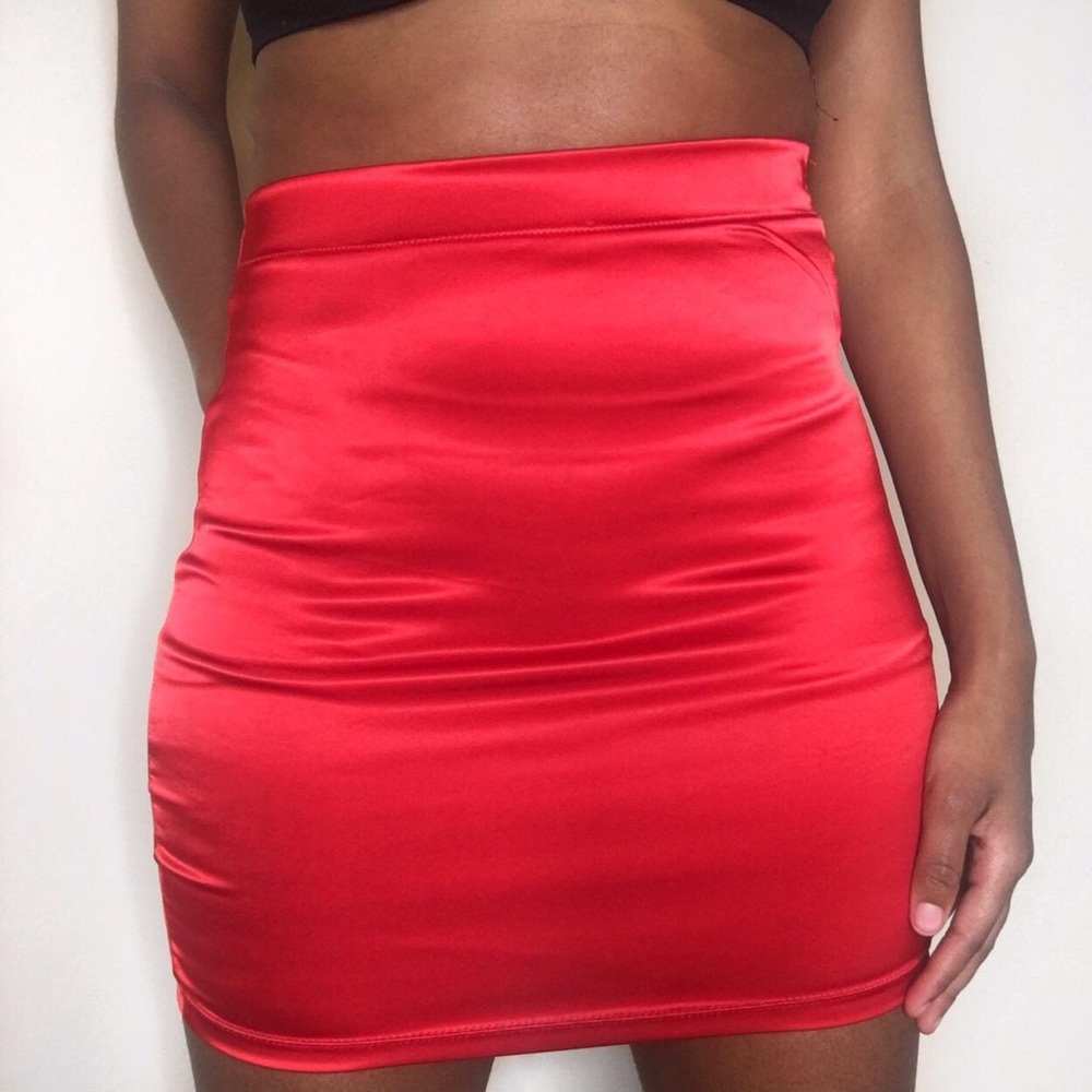 Red Fashion Nova sexy, silky, mini skirt l
